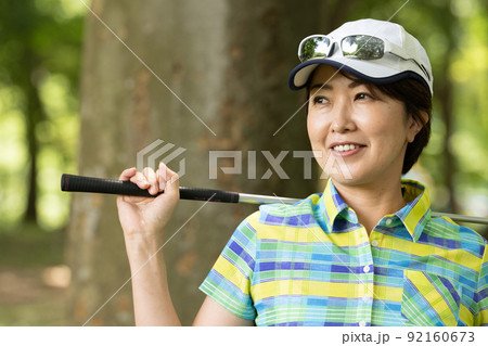 ゴルフをする女性 92160673