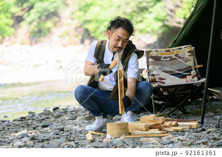 ソロキャンプで薪割りをする人 ベテラン ソロキャンプで薪割りをする人 ベテラン 92161361