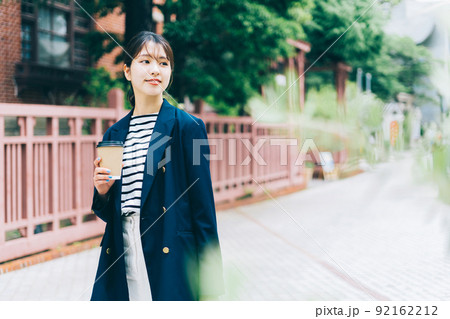 神戸北野の街を歩く女性 神戸北野の街を歩く女性 92162212