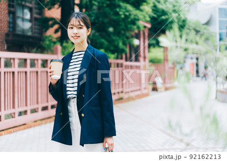 神戸北野の街を歩く女性 92162213