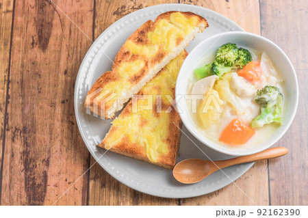 クリームシチューとチーズトースト クリームシチューとチーズトースト 92162390
