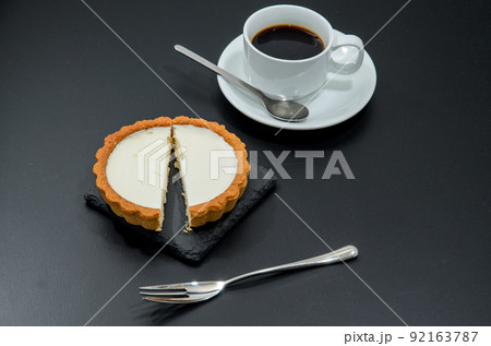 レアチーズタルトをコーヒーでいただく 92163787