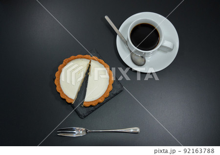 レアチーズタルトをコーヒーでいただく レアチーズタルトをコーヒーでいただく 92163788
