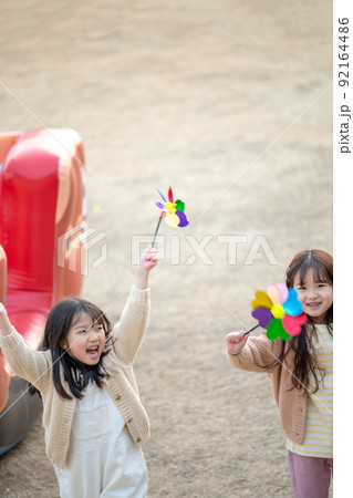 二人 2人 跳躍 92164486