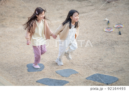 二人 2人 跳躍 92164493