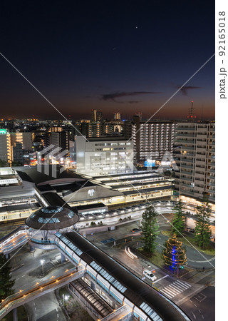 夜の尼崎駅街並み 92165018
