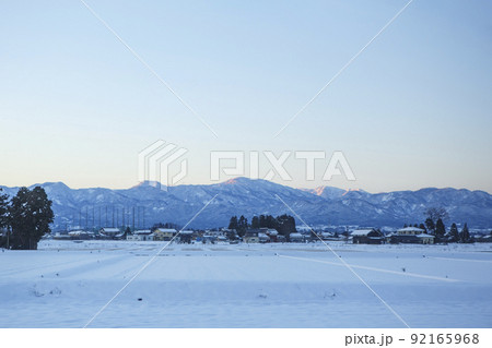 城端線から見る朝焼けに染まる山々 92165968