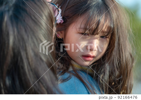 表情 遊び場 女の子 92166476
