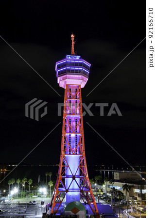 綺麗にライトアップされた博多ポートタワー 92166710