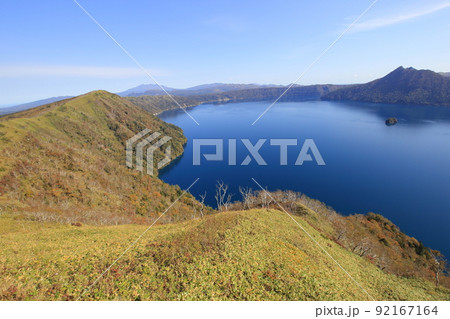 摩周第三展望台から望む秋の摩周湖 ( 日本 / 北海道 / 弟子屈町 ) 92167164