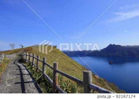 摩周第三展望台から望む秋の摩周湖 ( 日本 / 北海道 / 弟子屈町 ) 摩周第三展望台から望む秋の摩周湖 ( 日本 / 北海道 / 弟子屈町 ) 92167174