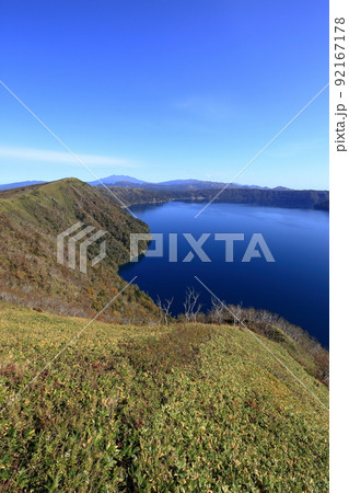 摩周第三展望台から望む秋の摩周湖 ( 日本 / 北海道 / 弟子屈町 ) 摩周第三展望台から望む秋の摩周湖 ( 日本 / 北海道 / 弟子屈町 ) 92167178