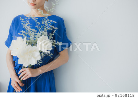 青いワンピースの女性 92168118