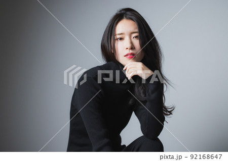 黒いニットワンピの女性 黒いニットワンピの女性 92168647