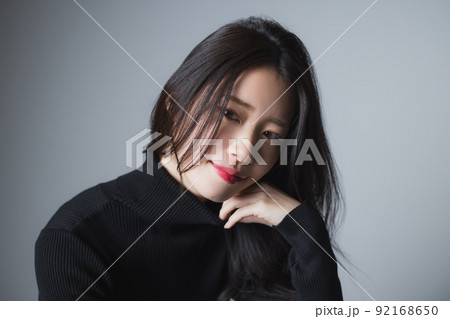 黒いニットワンピの女性 92168650