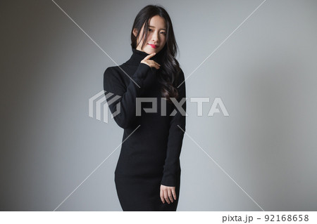 黒いニットワンピの女性 92168658