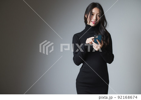 黒いニットワンピの女性 黒いニットワンピの女性 92168674
