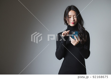 黒いニットワンピの女性　 92168675