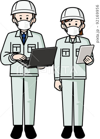 マスクをしてパソコンとタブレットを持つ作業着の男女 92169956