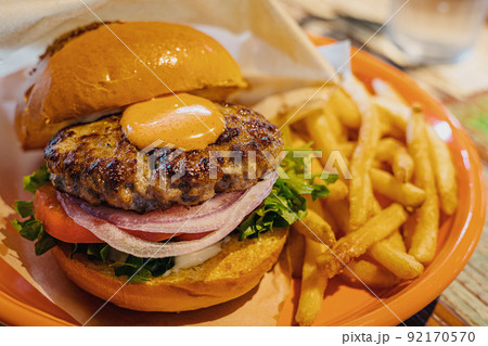 ハンバーガープレート・クローズアップ ハンバーガープレート・クローズアップ 92170570