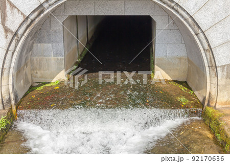 京都　琵琶湖疏水付近の水の出口 92170636