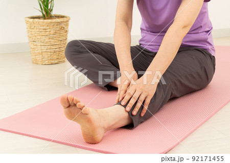 室内でストレッチをするミドル女性 92171455