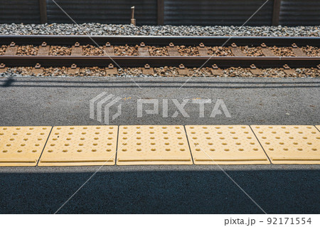 駅のホームにある黄色い線・点字ブロック 92171554