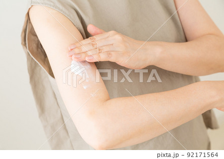 日焼け止めを塗るミドル女性 日焼け止めを塗るミドル女性 92171564