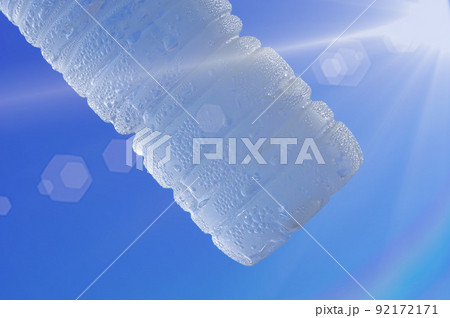キンキンに冷えたペットボトルの水と青空 92172171