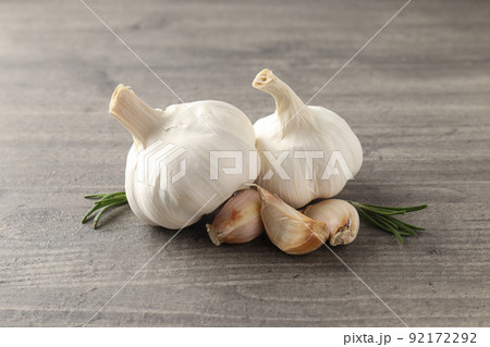 Garlic with rosemary on wooden background, close up 92172292