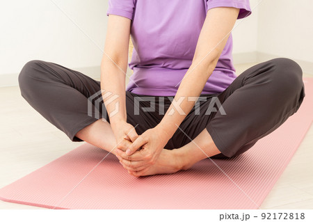 室内でストレッチをするミドル女性 92172818