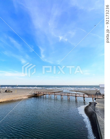 由比ヶ浜海岸の風景、海と空と雲のある風景、鎌倉の海、材木座の海の風景、海岸の風景、橋のある風景 由比ヶ浜海岸の風景、海と空と雲のある風景、鎌倉の海、材木座の海の風景、海岸の風景、橋のある風景 92173236