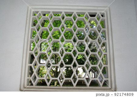 中国　蘇州の古典庭園　環秀山荘の漏窓（ろうそう）　蘇州古典園林　世界遺産の中国式庭園 92174809