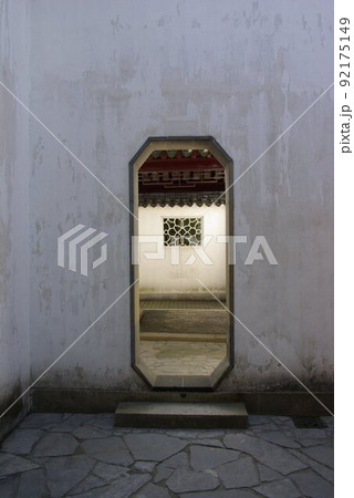 中国　蘇州の古典庭園　環秀山荘の洞門（どうもん）　蘇州古典園林　世界遺産の中国式庭園 92175149