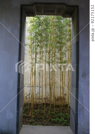 中国　蘇州の古典庭園　環秀山荘の洞門（どうもん）　蘇州古典園林　世界遺産の中国式庭園 92175152