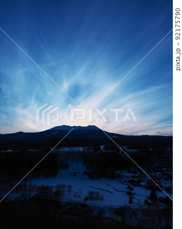 冬の木曽町開田高原　夕闇迫る御嶽ビュースポット柳又から御嶽の眺め 92175790