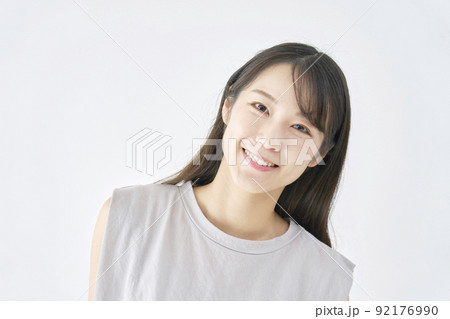 笑顔の女性のポートレート　白バック 92176990