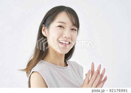 笑顔の女性のポートレート　白バック 92176991