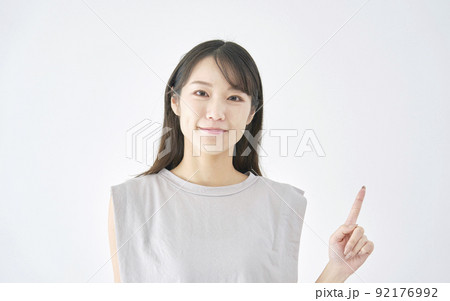 右側を指差す女性　白バック 92176992