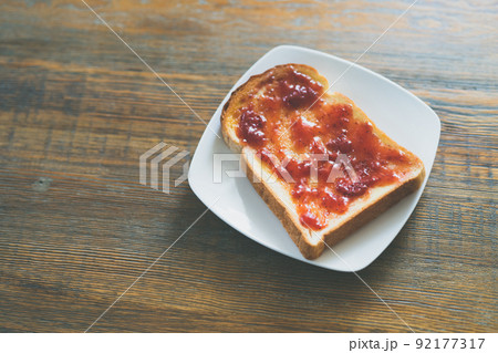 いちごジャムトースト いちごジャムトースト 92177317