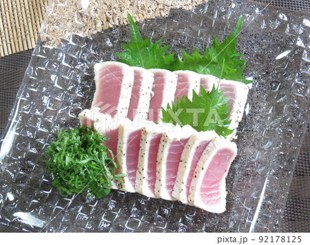 びんちょうまぐろの黒胡椒炙り焼きに大葉をそえて 92178125