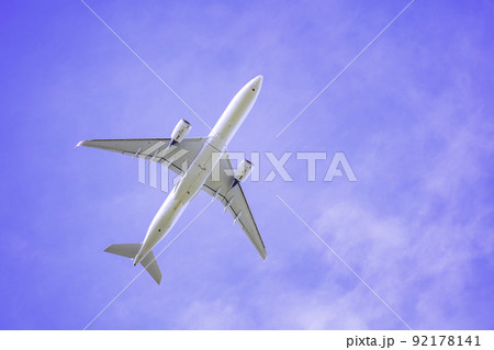 真上を飛ぶ飛行機 エアバスA350-900 真上を飛ぶ飛行機 エアバスA350-900 92178141