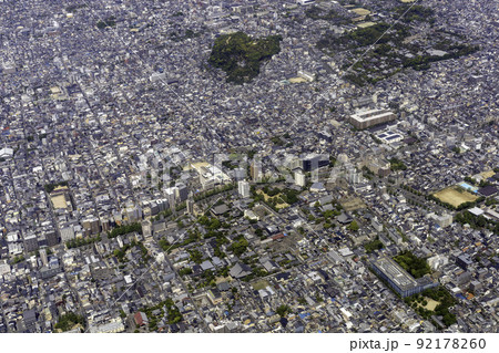 京都市の鞍馬街道の天神公園付近を空撮 92178260