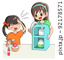 かき氷を作る女の子とかき氷を食べる女の子 92178571