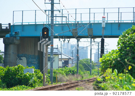 単線区間の瀬戸大橋線と黄信号と跨線橋　岡山県岡山市南区 92178577