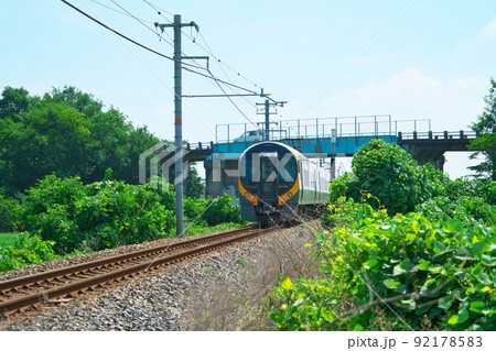 瀬戸大橋線単線区間を岡山へ向かう特急しおかぜ8号6　岡山県岡山市南区 92178583