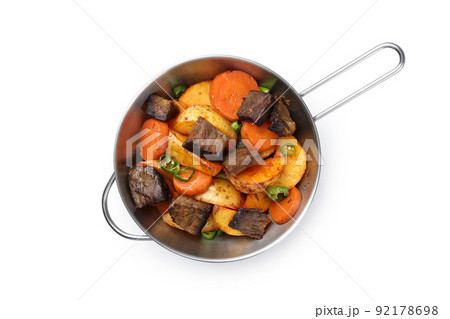 Bowl with beef with vegetables isolated on white background 92178698