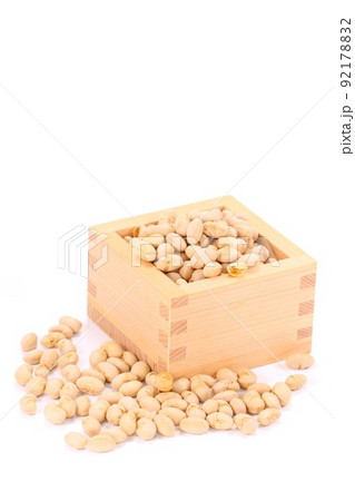 節分の豆　煎り大豆　明るい背景 92178832