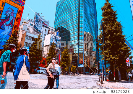 休日の秋葉原でショッピングを楽しむ人々や風景のイラスト 92179028