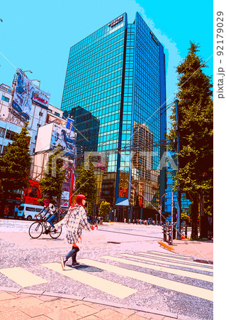 休日の秋葉原でショッピングを楽しむ人々や風景のイラスト 92179029